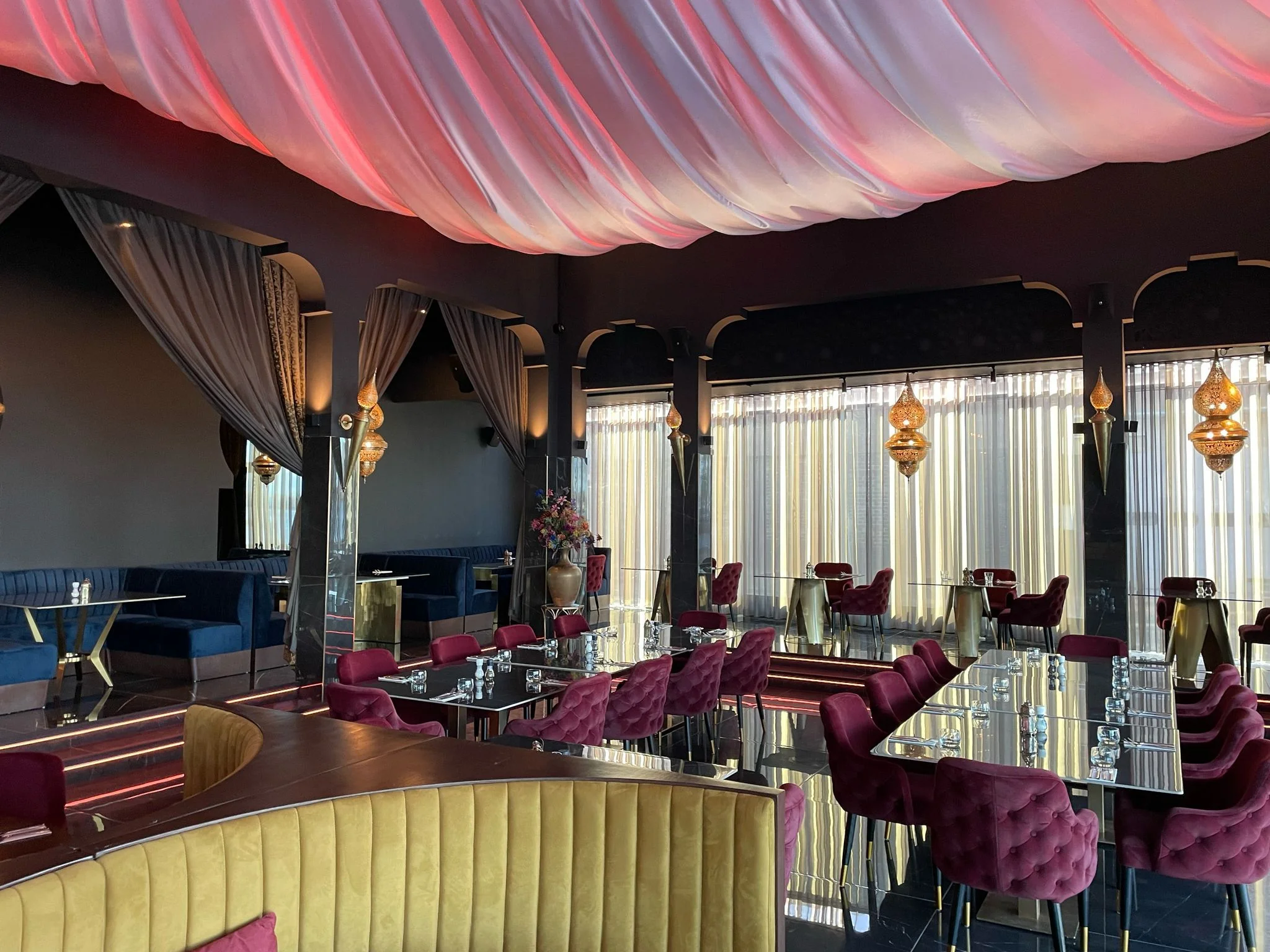 Gordijnen in restaurant